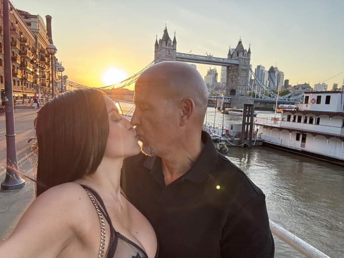 Mlada podjetnica o svojem 25 let starejšem zaročencu: “On plača vse – račune, večerje, potovanja. Počutim se cenjeno”