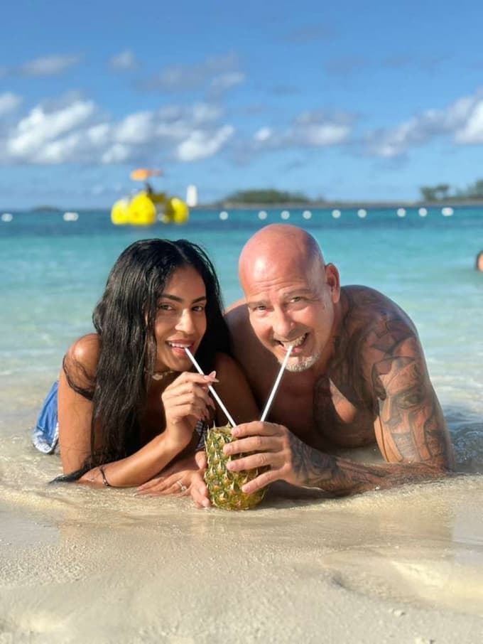 Mlada podjetnica o svojem 25 let starejšem zaročencu: “On plača vse – račune, večerje, potovanja. Počutim se cenjeno”