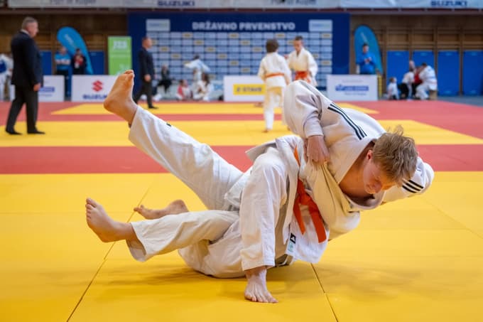 Še hipec ali dva in tekmica se bo znašla na hrbtu