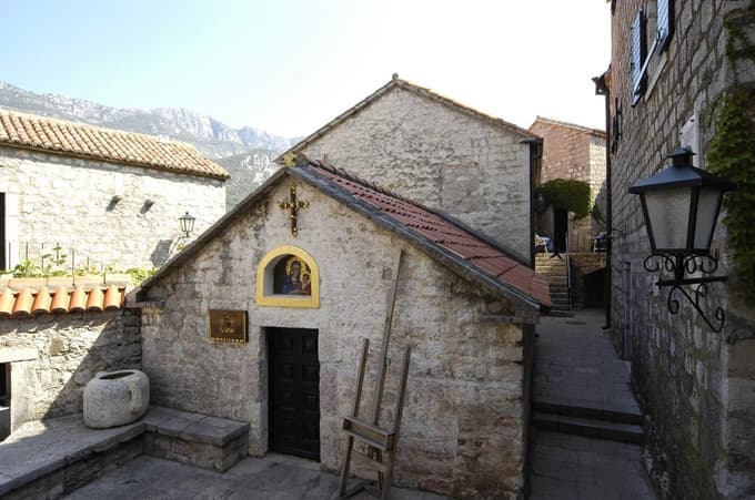 Na otoku so počitnikovali številni svetovno znani gostje, med njimi Sophia Loren, Elizabeth Taylor in Novak Đoković.