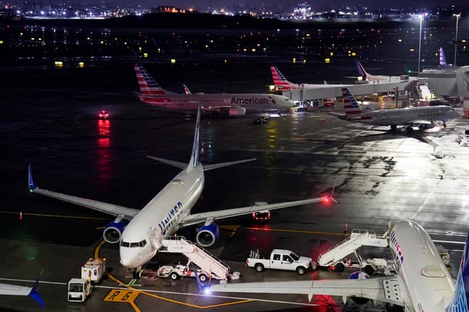 (FOTO) Gasilsko vozilo trčilo v letalo, umrla pilot in kopilot