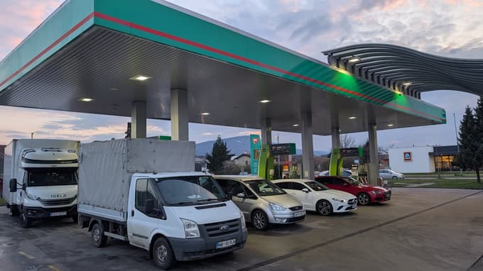 Tankajo, ker morajo: "Imamo bagerja, ki porabita dnevno 2000 litrov goriva"