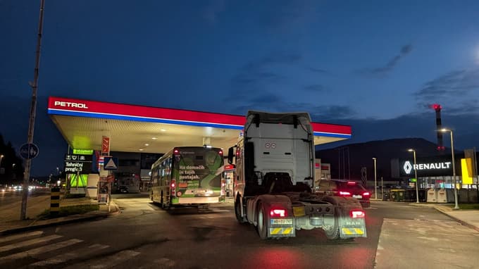 Tankajo, ker morajo: "Imamo bagerja, ki porabita dnevno 2000 litrov goriva"