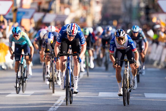 V uvodni etapi je bil najmočnejši Francoz Dorian Godon, Remco Evenepoel je bil drugi, Tom Pidcock tretji. 