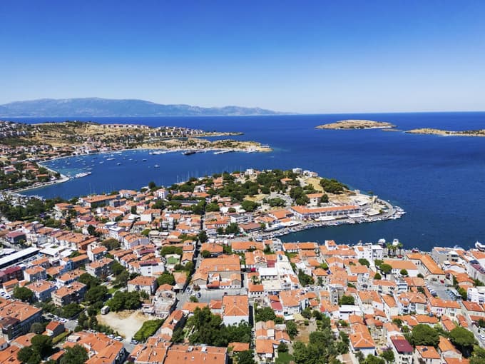 Stari del mesta krasijo kamnite hiše, ozke ulice in majhni trgi z lokalnimi kavarnami. 