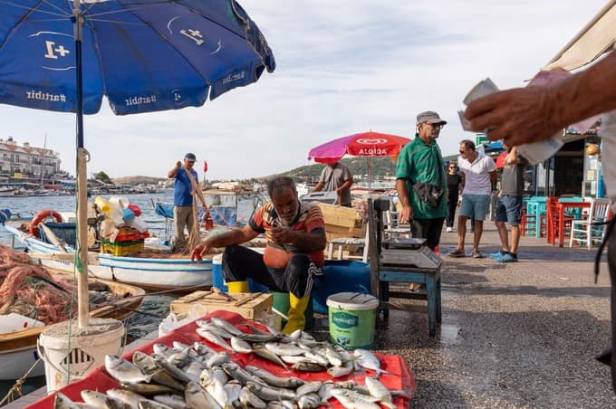 Zaradi slikovitosti je Eski Foça pogosto prizorišče turških serij in fotografiranj. 