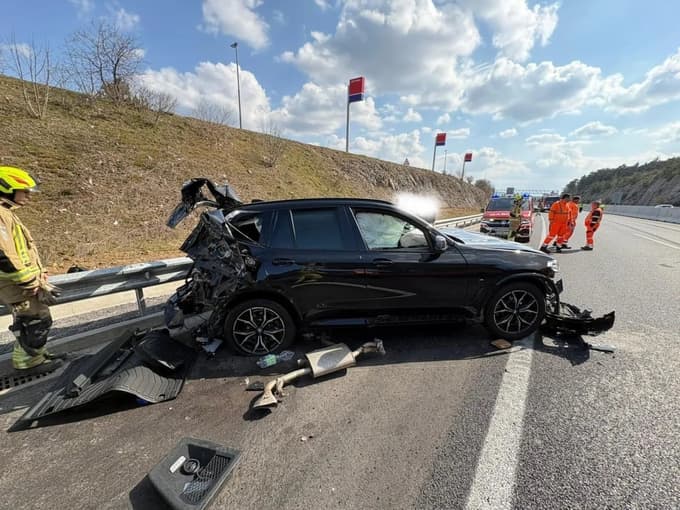 Črn terenec znamke BMW je bil "stolčen" spredaj in zadaj.
