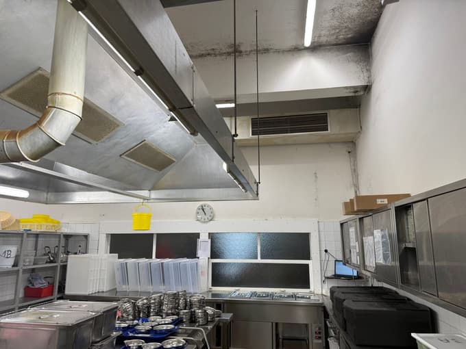 Na stropu kuhinje so vidne obsežne sledi vlage in plesni, kar zgovorno priča o tem, kako nujna je bila prenova prostora.