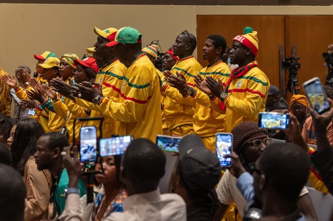 Prejšnji teden v Dakarju: navijači so prišli na tiskovno konferenco pozdravit odločitev senegalske zveze, da se pritoži vse do Lozane.