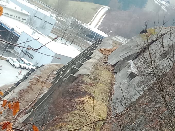 Zaradi razpok in slabo vzdrževane ceste, zdaj dolgotrajna zapora zaradi plazu.