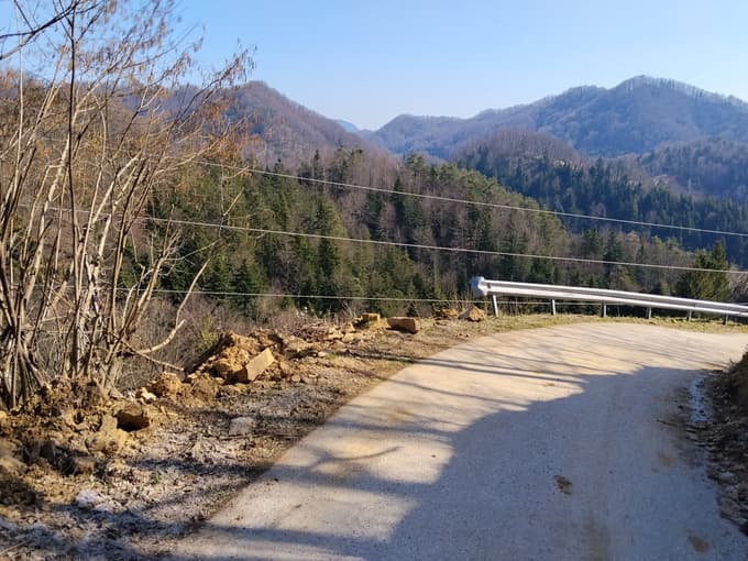 Obvoz je začasno urejen po ozki strmi in ovinkasti poti, kjer se ne morata srelati dve vozili.