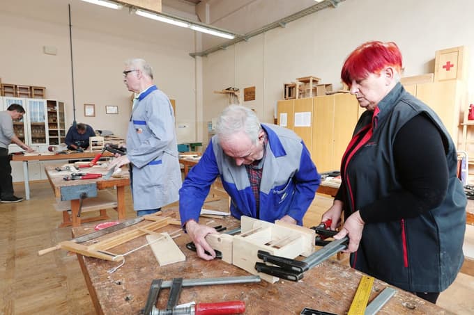(FOTO) Starejši na Lesarski šoli Maribor izdelali svoj izdelek: "Bili so zelo zavzeti učenci."