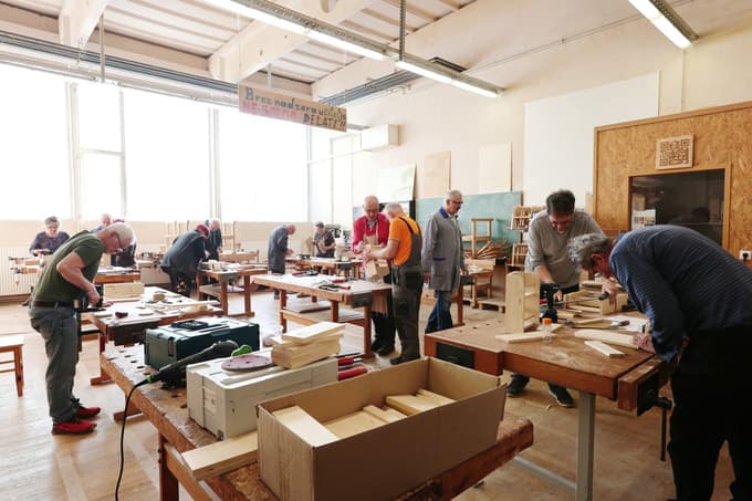 V delavnici je bilo delovno vzdušje, zvok žage, brusilnikov ... 