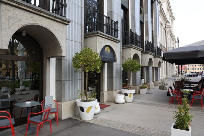 Zunanji vrt kavarne je last Mestne občine Maribor, zato se pravica uporabe oziroma najem zunanjega vrta ureja z Mestno občino Maribor, piše v javnem zbiranju ponudb za oddajo poslovnega prostora.