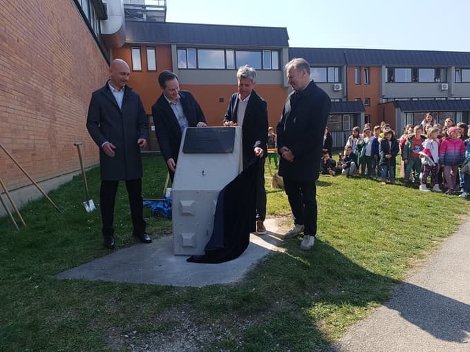 Temeljni kamen ob gradnji prizidka k II. osnovni šoli Celje so postavili ravnatelj Tomaž Končan, župan Matija Kovač, direktor Remonta Matjaž Pavčič in arhitekt prizidka Nande Korpnik.