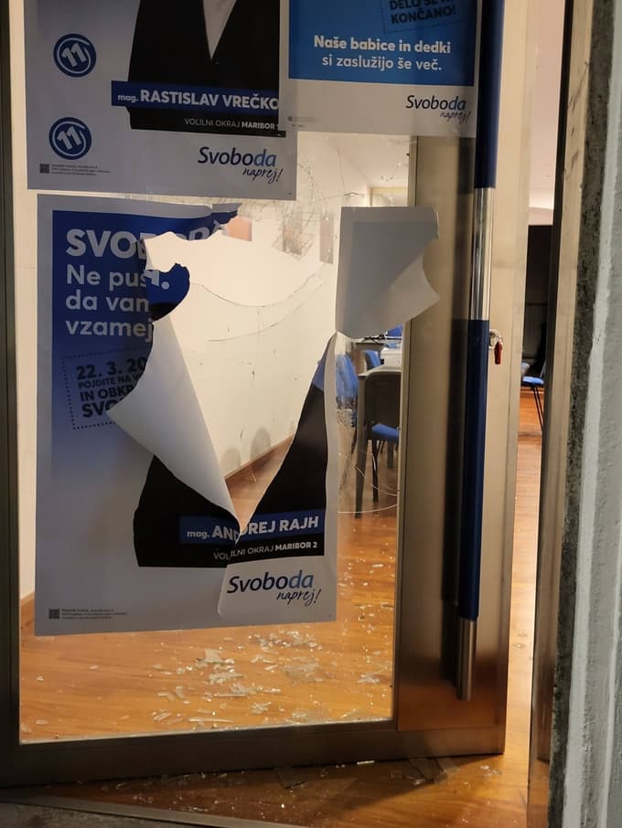 "Razbili so nam pisarno. Kam drvimo? Kdo je to počel. Kdo to počne," je k fotografijam na facebooku pripisala poslanka iz Maribora Lena Grgurevič.