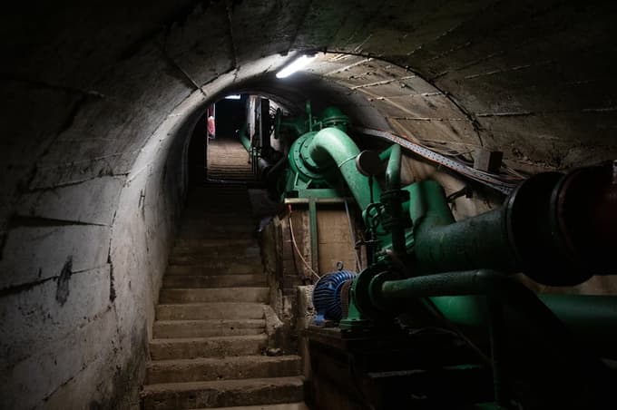 Po 90 stopnicah do hodnikov in dvoran, kjer je potekala proizvodnja