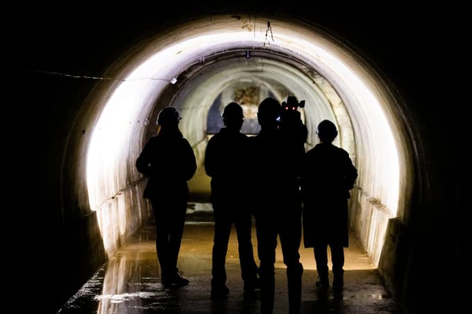 Del rovov je osvetljen, večina delov ne, tam je na tleh tudi voda, ki je že od začetkov povzročala preglavice.