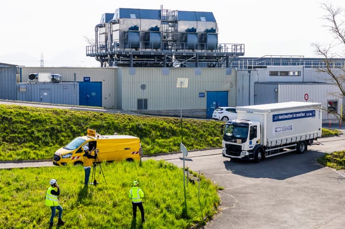 Past so namestili v tovornjak.