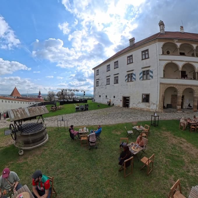 Po izkušnjah iz lanskega leta tudi letos na kavi pričakujejo predvsem turiste.