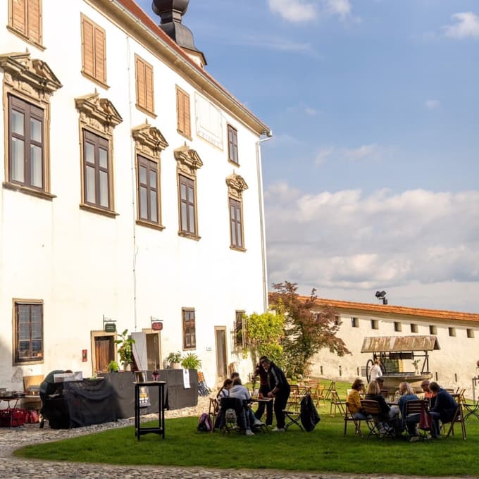 Tudi to sezono na grajskem dvorišču napovedujejo številne dogodke.