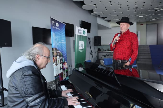 Aleš Klinar in Vlado Kreslin sta na predstavitvi plošče zaigrala akustično verzijo pesmi Od višine se zvrti. 