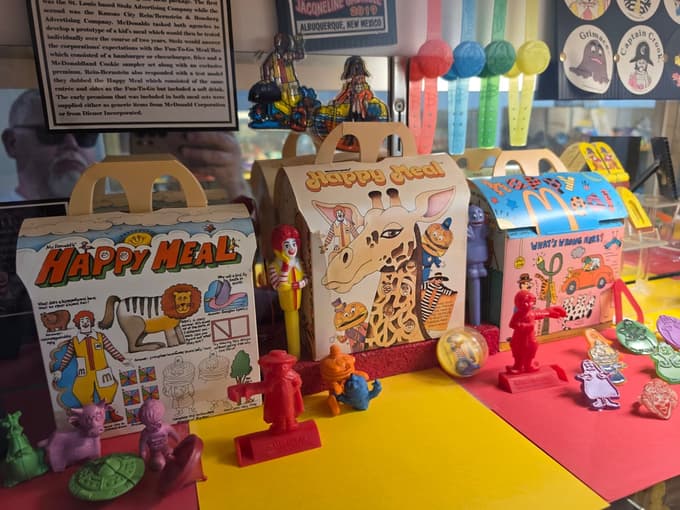 V muzeju hranijo več tisoč eksponatov, tako ali drugače povezanih z restavracijami McDonald's po vsem svetu. Na fotografiji kartonaste škatlice Happy Meal za najmlajše.