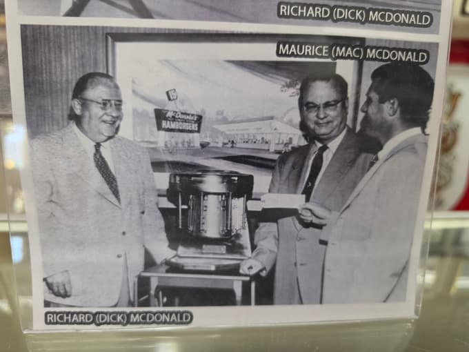 Na fotografiji sta Richard (Dick) in Maurice (Mac) McDonald.