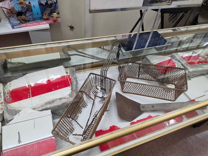 Ploščice - kosi tal in košarice za cvrtje pomfrija iz originalne restavracije McDonald's, preden so jo porušili.