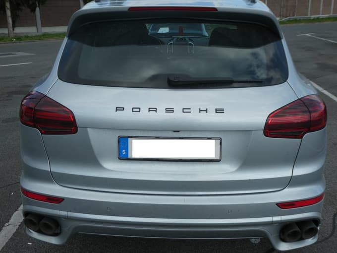 (FOTO) 26-letni Slovenec vozil ukradenega Porscheja s švedskimi registrskimi tablicami