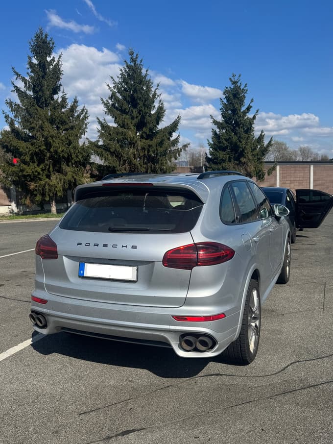 (FOTO) 26-letni Slovenec vozil ukradenega Porscheja s švedskimi registrskimi tablicami