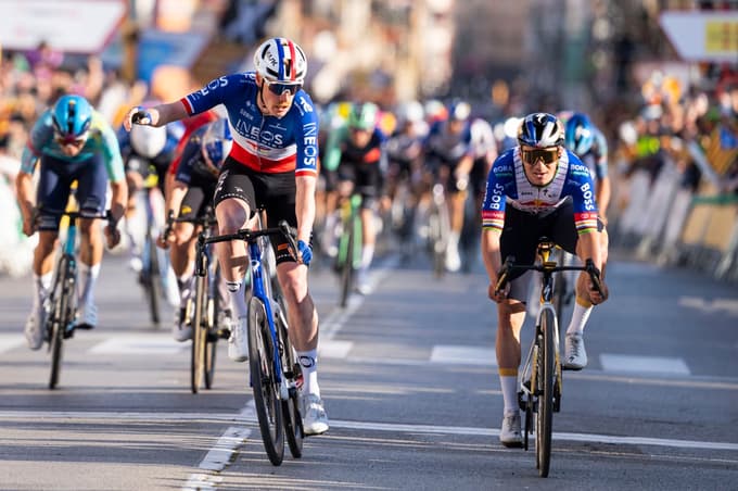 Remco Evenepoel, ki je v uvodni etapi za las izgubil zmago proti Dorianu Godonu, je tretji dan nepričakovano pristal na asfaltu. 

 