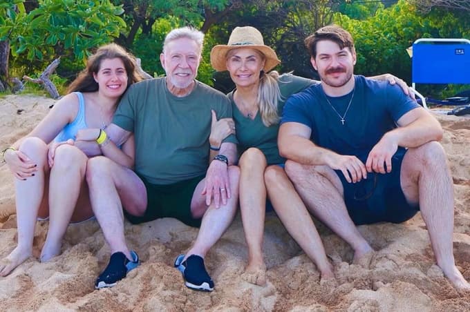 Na poslednji javni fotografiji vidimo zelo zrelega Norrisa, srečnega v družbi treh od svojih petih otrok.  