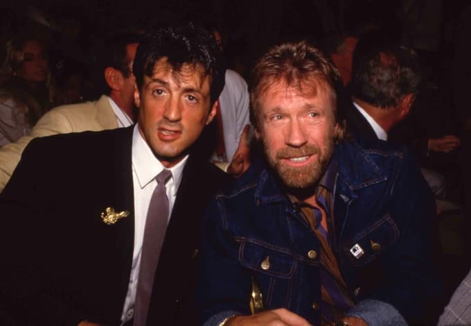 Fotografija, ki bi lahko že sama po sebi zlomila internet. Legendarna Sylvester Stallone in Chuck Norris okoli leta 1980.