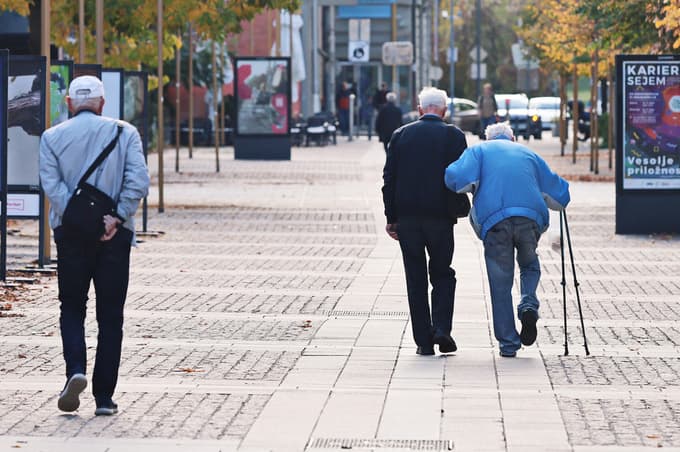 (POGLED) Kolumna Dejana Verčiča: Koliko so vredni naši starši?