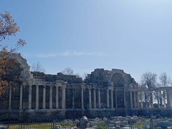 Ostanki antičnega Sida pričajo o nekdanji veličini mesta, ki je bilo eno pomembnejših pristanišč v Pamfiliji.