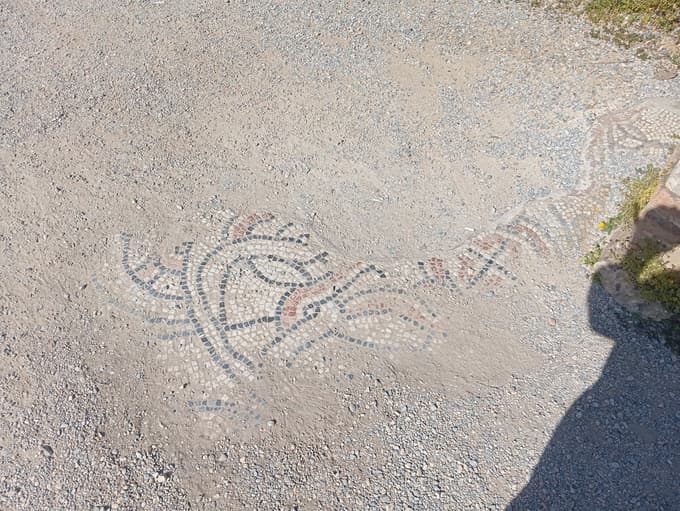 Tudi pod nogami se v Sidu skriva zgodovina: del antičnega mozaika, ohranjenega sredi nekdanjega mesta.