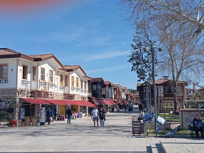 Sprehod po zgodovinskem jedru Sida pozimi razkrije prijetnejši obraz letovišča, brez gneče in brez poletne vročine.