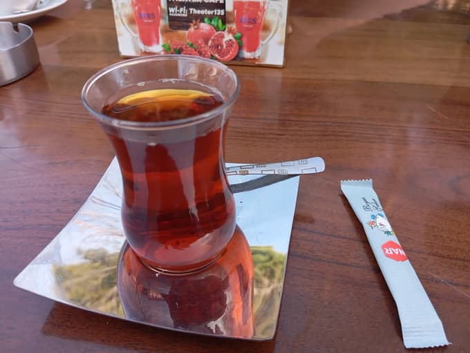 Turški čaj ostaja del vsakdana in gostoljubja.