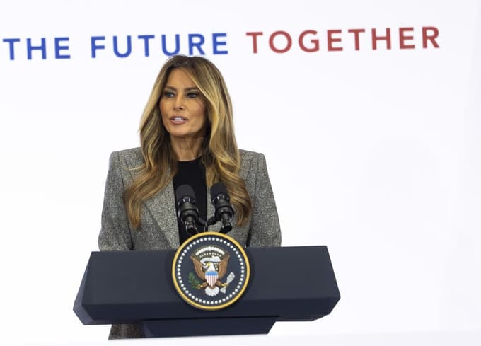 (FOTO) Ko želi pustiti resen vtis, Melania Trump vedno izbere ta preprost modni kos