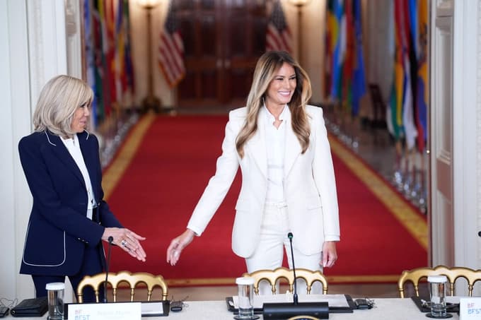 (FOTO) Ko želi pustiti resen vtis, Melania Trump vedno izbere ta preprost modni kos