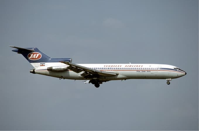 Za notranji promet in bližnje države je JAT uporabljal manjša letala, kot so Boeing 727 in pozneje 737.