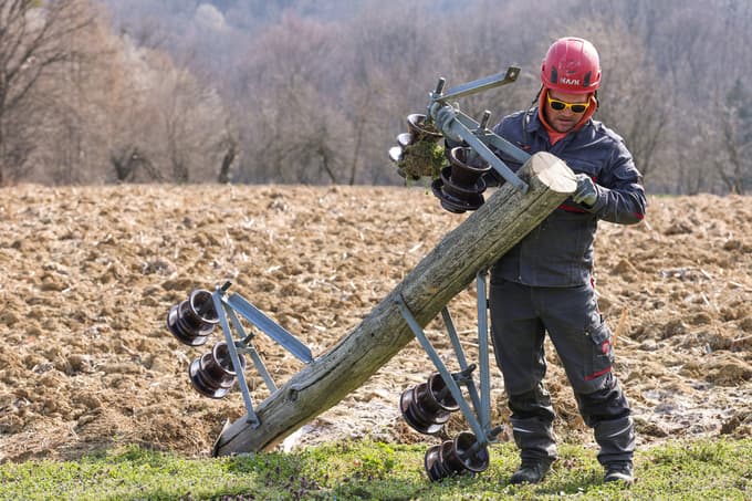 V Elektru Maribor pravijo, da električnih drogov ne morejo zamenjati hkrati, ampak postopno, glede na dotrajanost, varnostno tveganje in pomen posamezne trase.