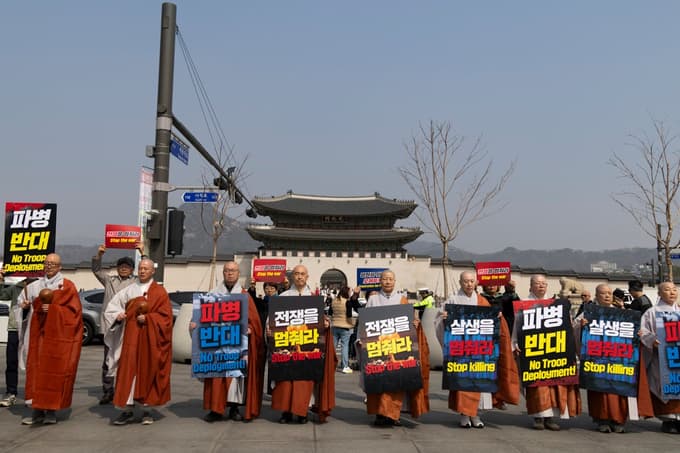 Južnokorejski menihi so protestirali proti ameriško-izraelski vojaški operaciji.