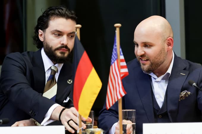 Stefano Forte, predsednik newyorškega podmladka republikanske tranke in poslanec AfD Markus Frohnmaier na konferenci o nemško-ameriških odnosih.