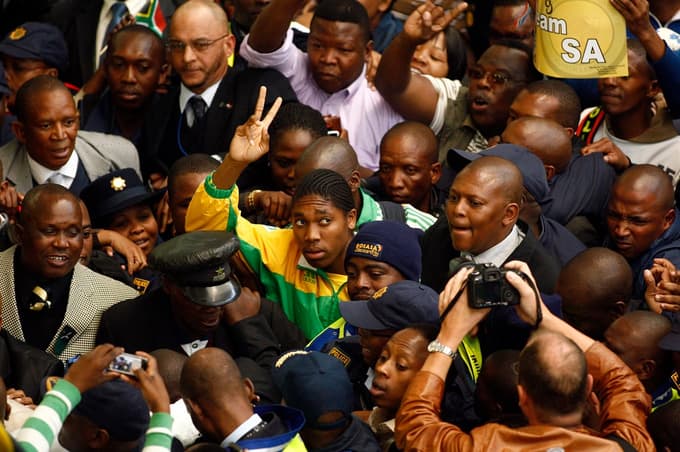 Caster Semenyo so v domovini častili, marsikje drugje pa se je morala soočiti z očitki, da ni ženska. 