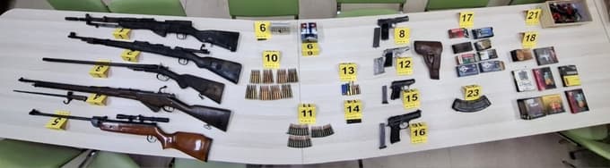 (FOTO) PU Celje: Starejšemu moškemu zasegli puške, pištole in 500 različnih nabojev