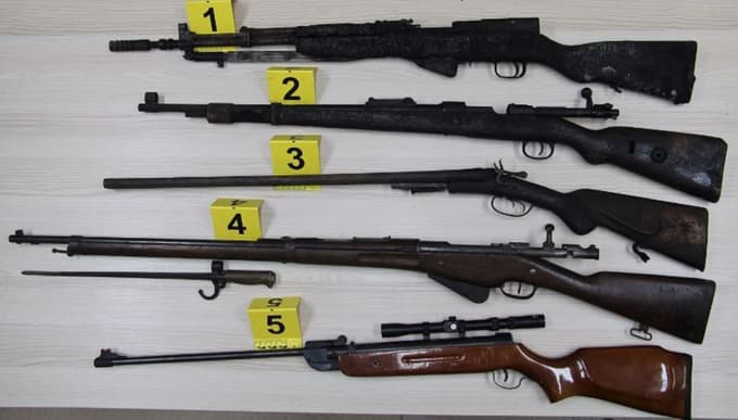 (FOTO) PU Celje: Starejšemu moškemu zasegli puške, pištole in 500 različnih nabojev