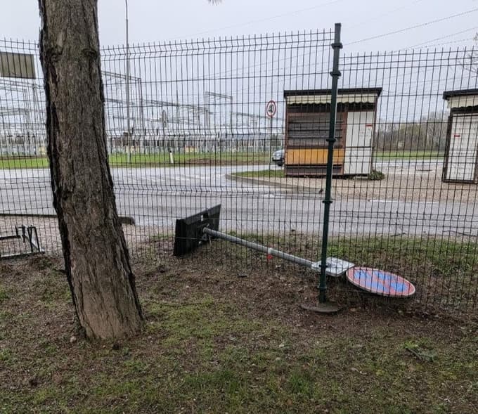 (FOTO) Veter ni prizanesel niti mariborskim pokopališčem: Poglejte to opustošenje ...