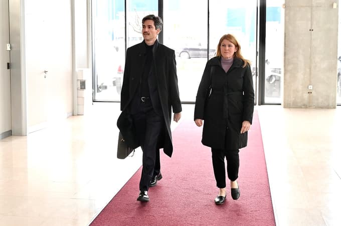 Pred sestankom pri Golobu večina udeležencev obšla novinarje. Han: Zaključkov ne gre pričakovati